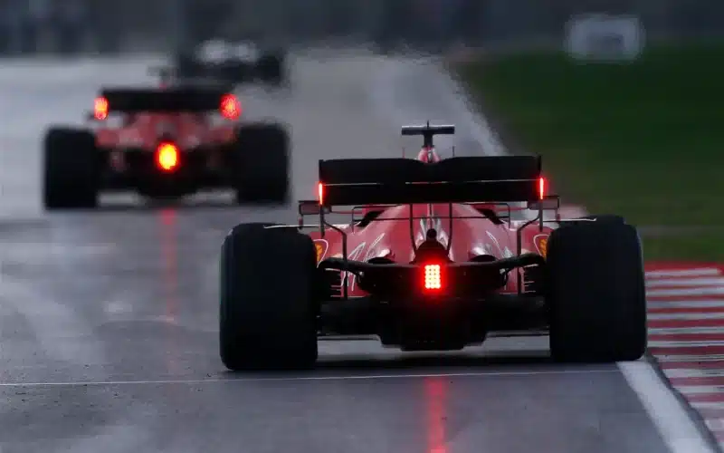 - Was bedeutet das rote Blinklicht auf der Rückseite eines Formel-1-Autos?