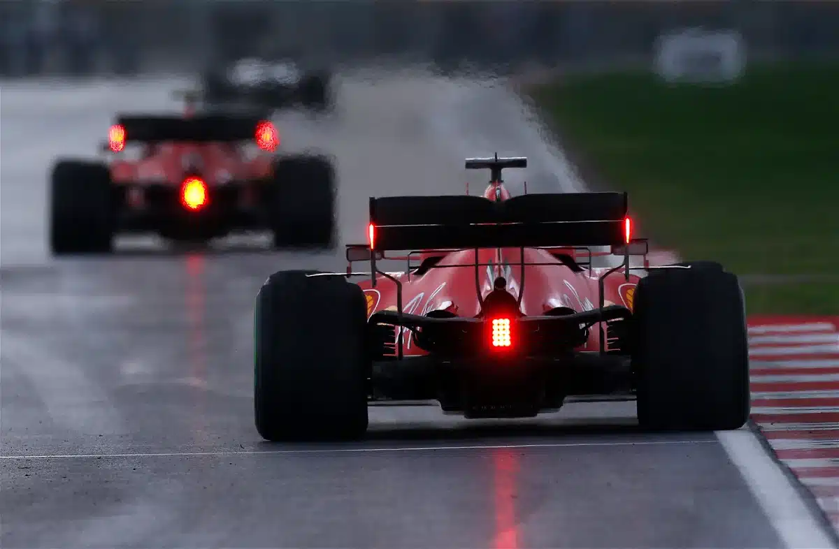 - Was bedeutet das rote Blinklicht auf der Rückseite eines Formel-1-Autos?