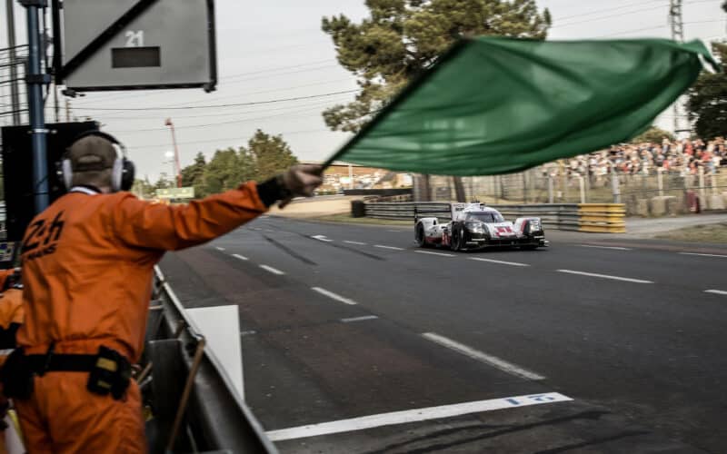 - Grüne Flagge im F1-Rennsport: Ein Signal für Fahrer, den Rennsport wieder aufzunehmen.