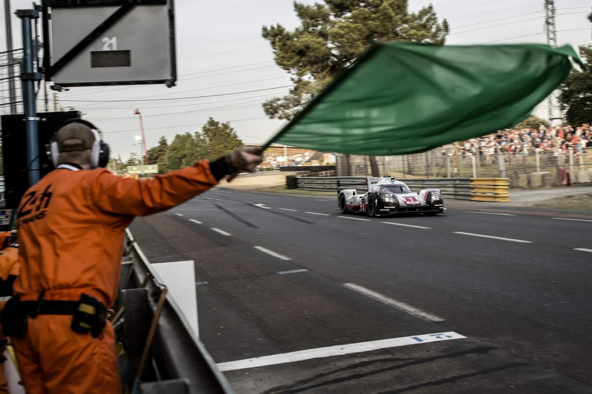 - Grüne Flagge im F1-Rennsport: Ein Signal für Fahrer, den Rennsport wieder aufzunehmen.