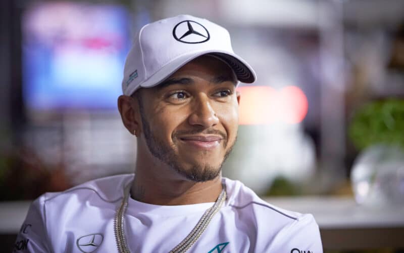 - Lewis Hamilton stellt sein neues Team beim F1 Miami Grand Prix vor, nachdem Angela Cullen ausgeschieden ist