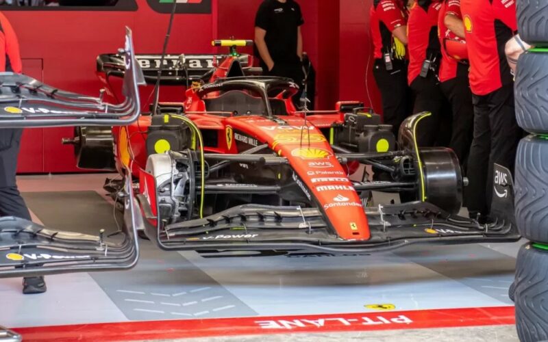 - Fotos: Erklärung der neuen Seitenkästen, des Bodens und der Spiegel von Ferrari