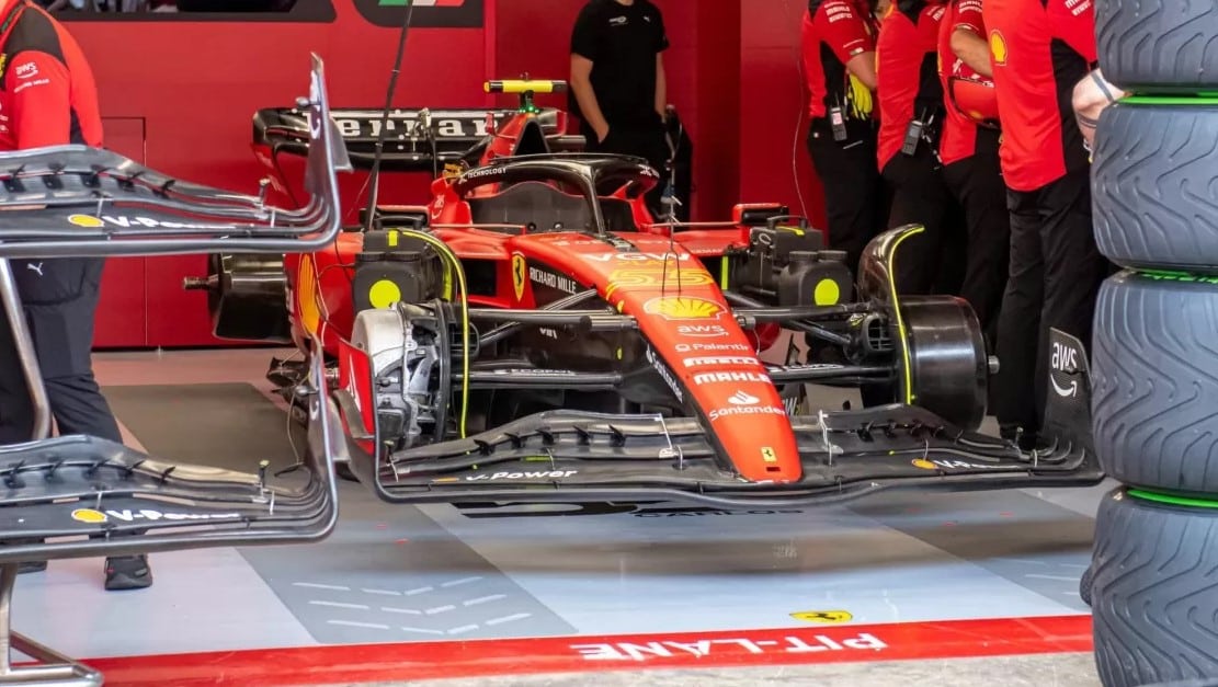 - Fotos: Erklärung der neuen Seitenkästen, des Bodens und der Spiegel von Ferrari